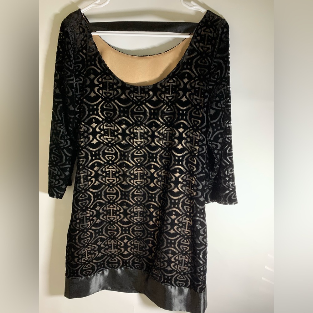 Laundry by Shelli Segal Elegant Black Pattern size 8
Scoop back w black strap